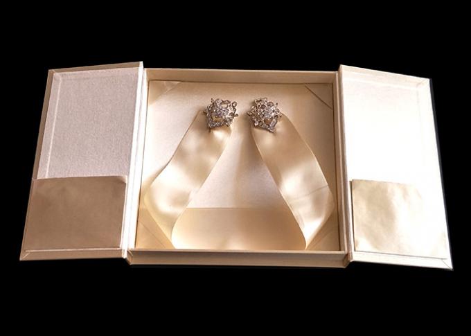 Caixa dada forma livro da embalagem do presente de casamento dourado com o ODM ambiental da fita