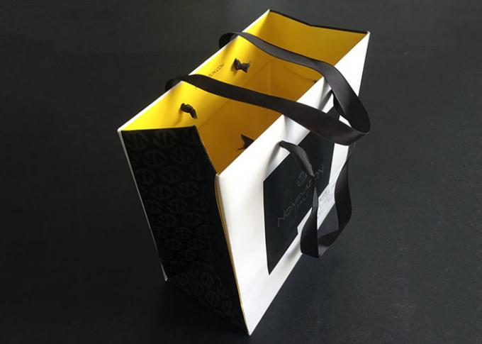 Os sacos de papel impressos presente do punho da fita levam o amarelo branco do interior do preto à prova de graxa