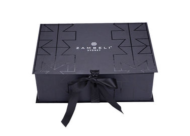 China Roupa personalizada que empacota caixas de presente bonitas de dobramento com a fita decorativa fábrica