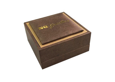 A colar decorativa das caixas de presente do logotipo do carimbo de ouro encaixota a matéria prima de veludo da espuma