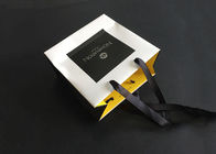 Os sacos de papel impressos presente do punho da fita levam o amarelo branco do interior do preto à prova de graxa fornecedor
