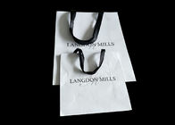 O jumbo que dobra sacos de compras pretos do retalho da fita, leva sacos de papel relativos à promoção fornecedor