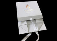 Caixa de presente de papel de dobramento branca personalizada logotipo da fita para a embalagem da roupa fornecedor