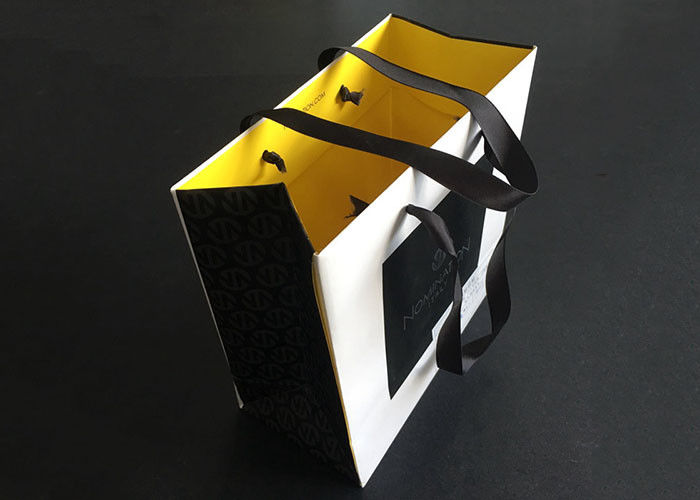 Os sacos de papel impressos presente do punho da fita levam o amarelo branco do interior do preto à prova de graxa fornecedor
