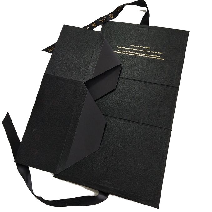 Forma de dobramento do livro negro das caixas de presente do projeto decorativo com fita bonita